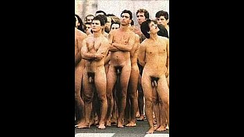 Homens nus desfilando