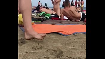 Amigo na praia de nudismo