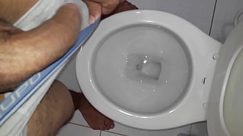 Dotado mijando banheiro