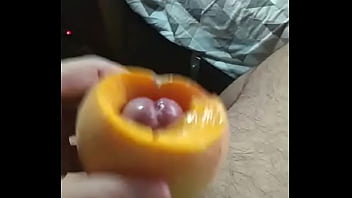 Homem fodendo fruta