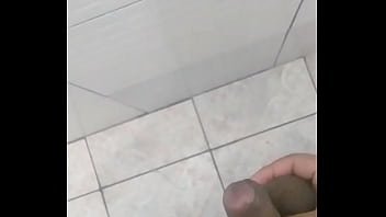 Novinho novinhazin batendo uma no banheiro
