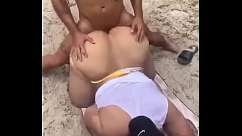 Follando en la playa
