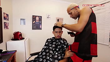 Barbeiro cortando cabelo pelado x vídeo