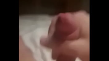 Gordinho se masturbando no banheiro escondido da mulher
