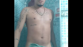 Vídeo amador mostra machos transando no banheiro durante o banho