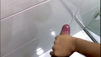 Novinho batendo uma no banheiro
